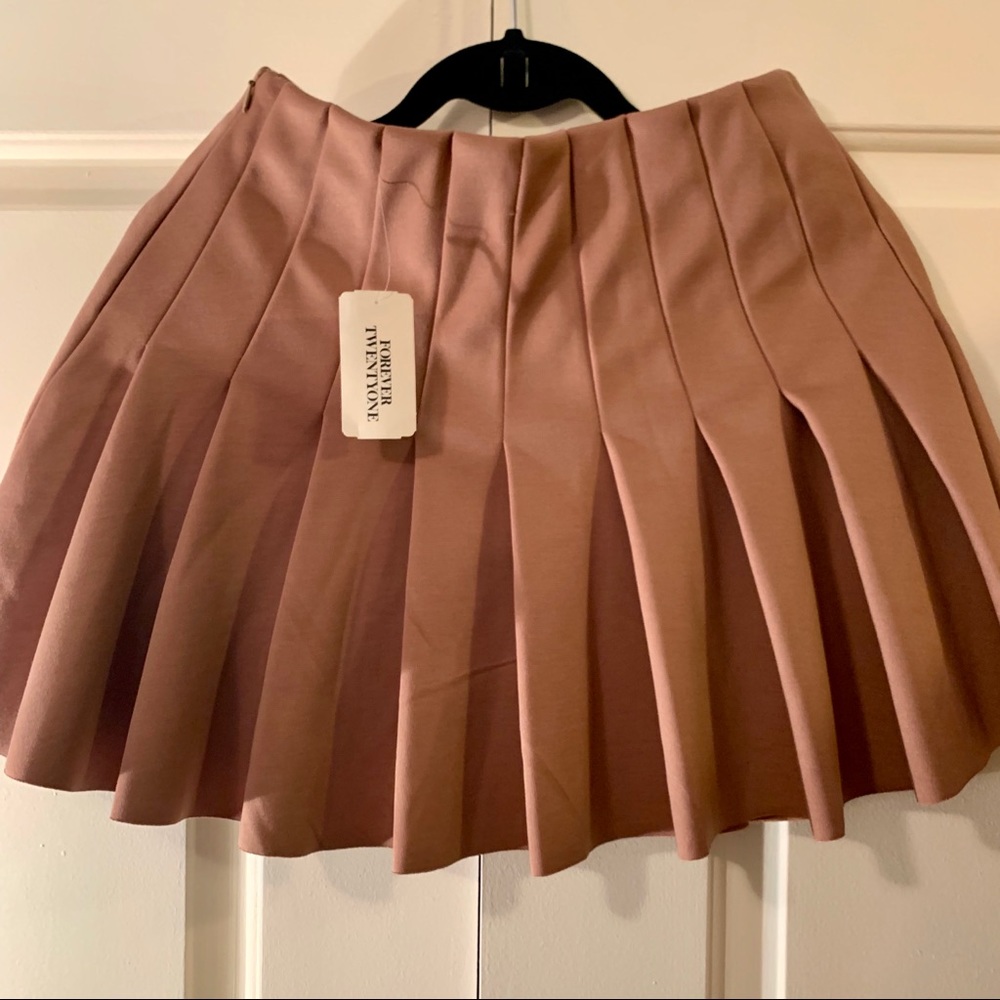 NWT Cutesy Forever21 Tan Pleated Skirt!!